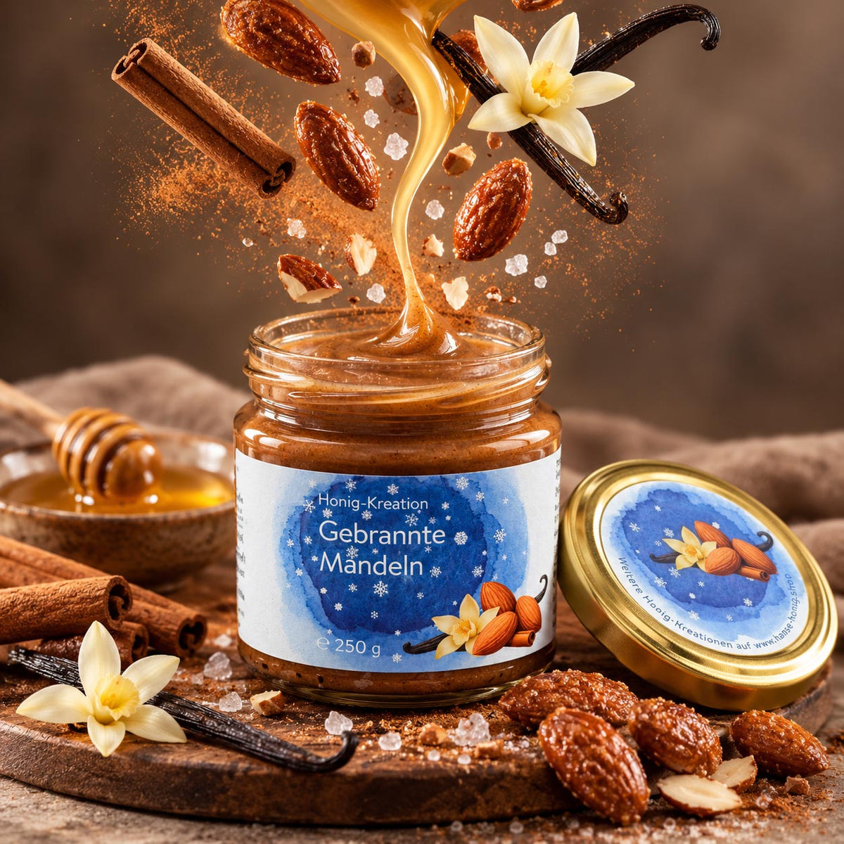 Hanse Honig Winterhonig Gebrannte Mandeln 250 g, offenes Glas mit cremigem Mandelhonig und schwebenden Zutaten wie Mandeln, Vanille und Zimt