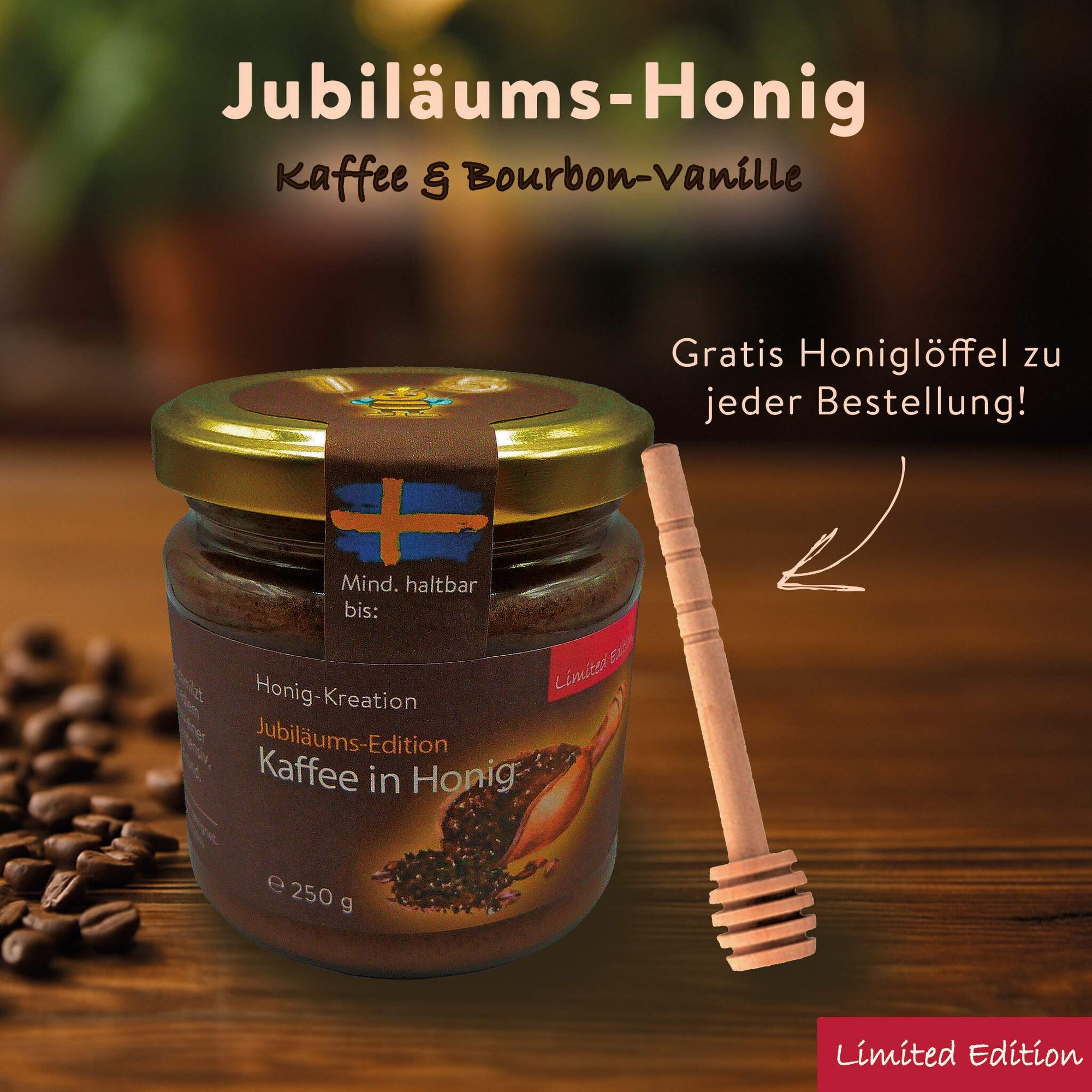 Honigglas auf Holztisch mit Honiglöffel und Kaffeebohnen im Hintergrund