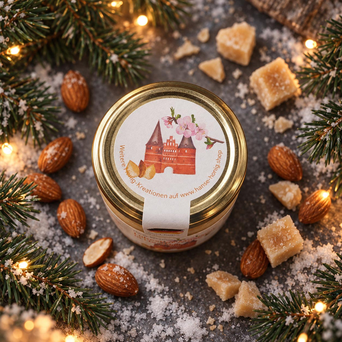 Lübecker Marzipan Honig von Hanse Honig mit cremigem Blütenhonig, Marzipan und Mandeln im warmen Winterlicht
