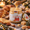 Lübecker Marzipan in Honig als winterliche Honigkreation mit Mandeln, Marzipanstücken und Tannenzweigen