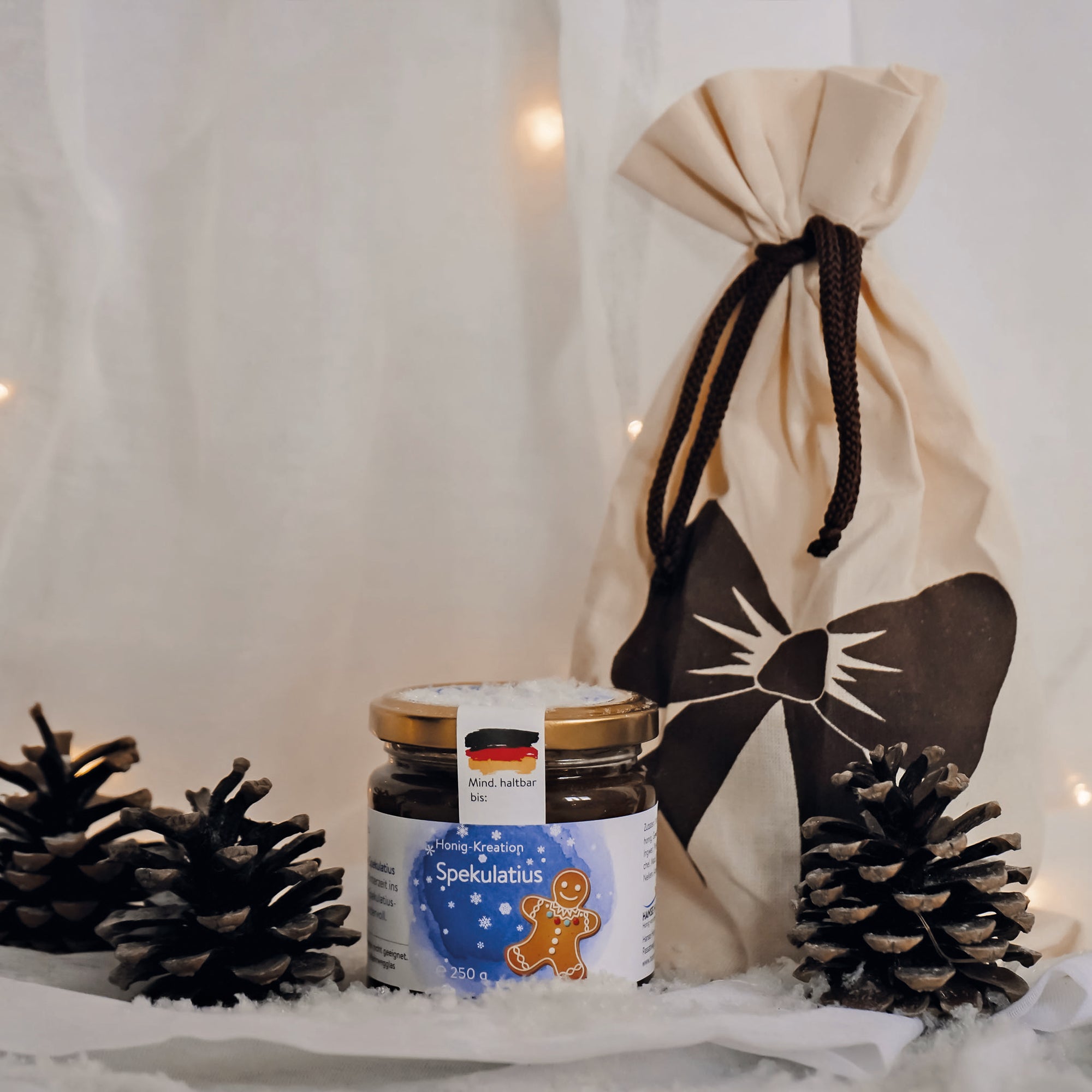 Geschenkset Hanse Honig Winternougat – Blütenhonig mit Haselnuss und Zimt im Baumwollsäckchen, handgerührt, edles Weihnachtsgeschenk.