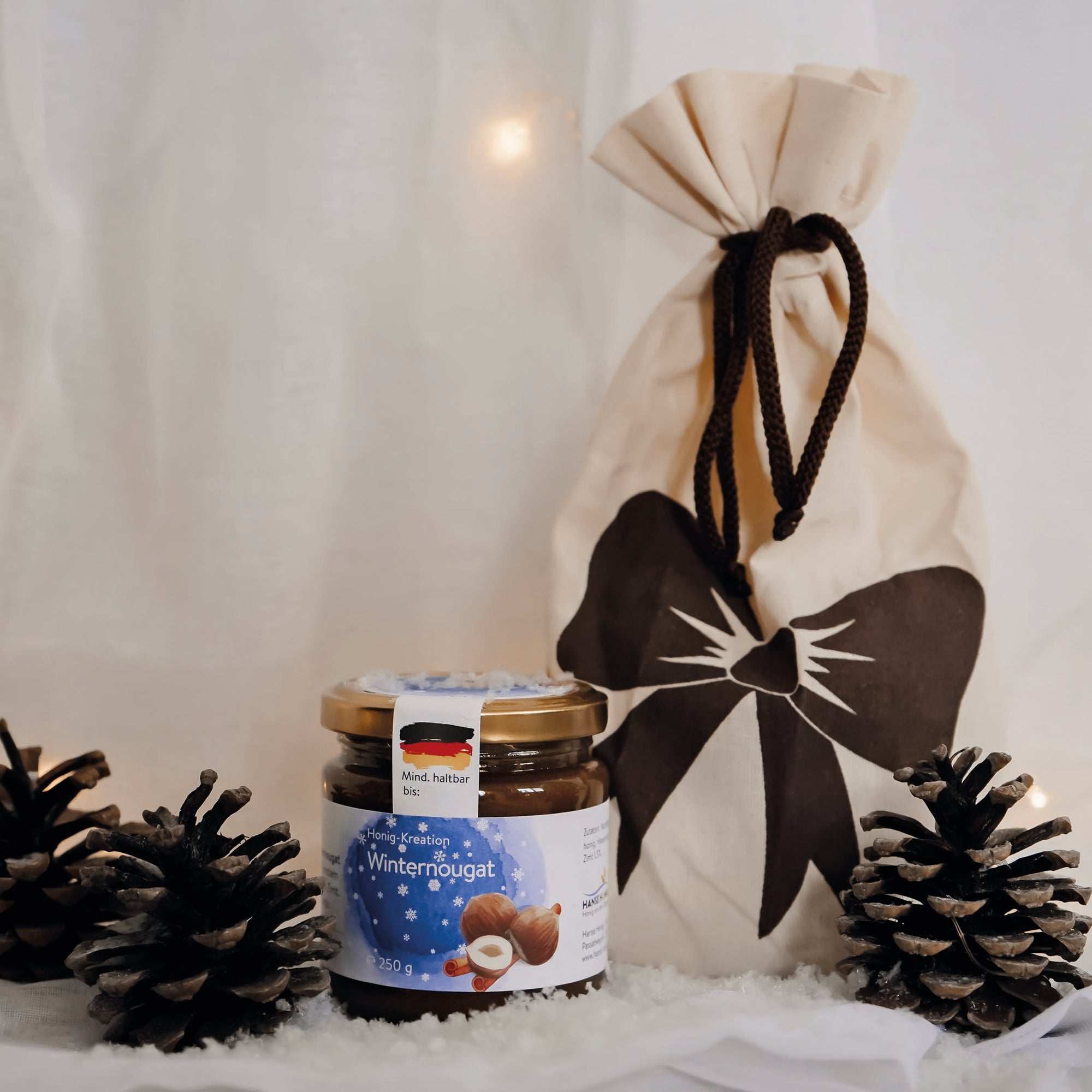 Geschenkset Hanse Honig Spekulatius – cremiger Blütenhonig mit Weihnachtsgewürzen im Baumwollsäckchen, nachhaltiges Wintergeschenk.